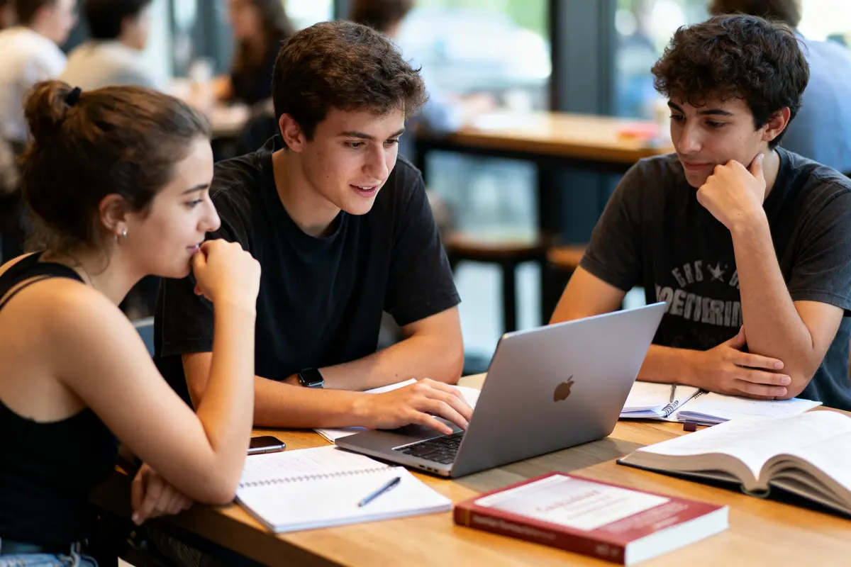 Bachelor of Comms : Découvrez les meilleurs programmes !